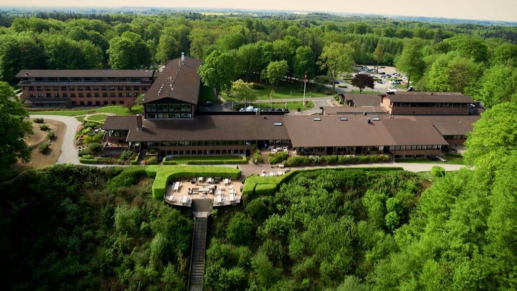 Munkebjerg Hotel vist fra oven så man kan se hele hotellet 